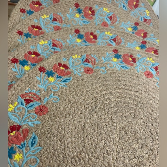 4 Pioneer Woman jute 15” round embroidered floral placemats NWOT SWEET ROSE - Picture 7 of 8